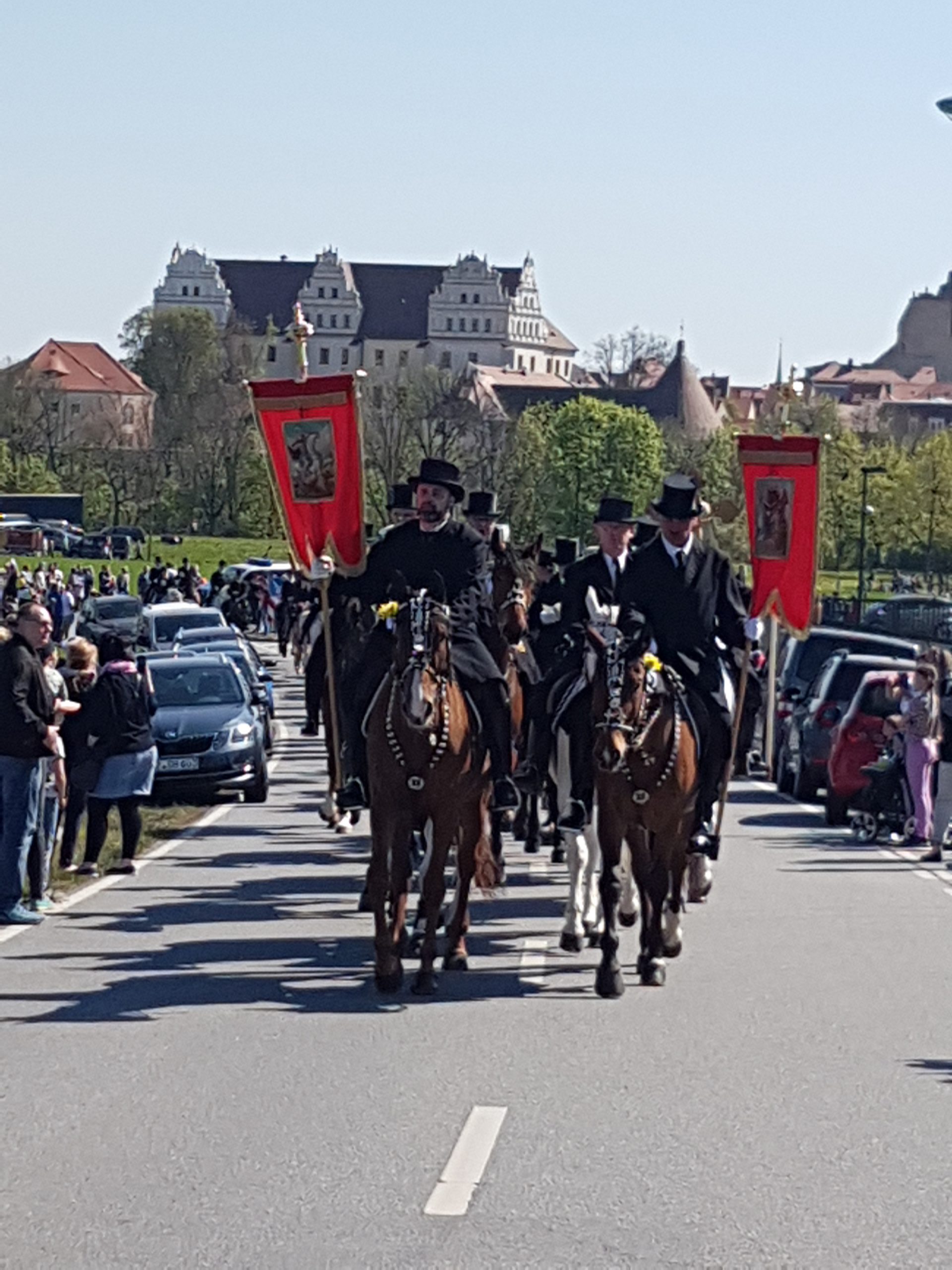 Osterreiter-Prozession von Bautzen nach Radibor, mit Blick auf Bautzen